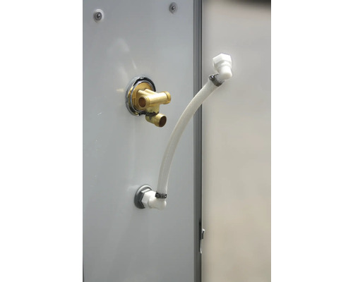 Racord de apă și furtun într-un duș