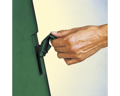 Mână acționând clapeta de închidere a unui butoi pentru apă de ploaie