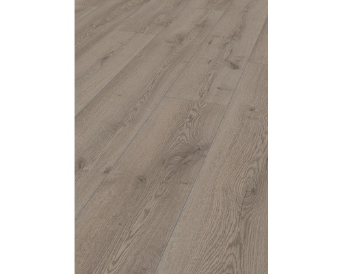 Prim-plan cu podea laminată cu aspect de lemn