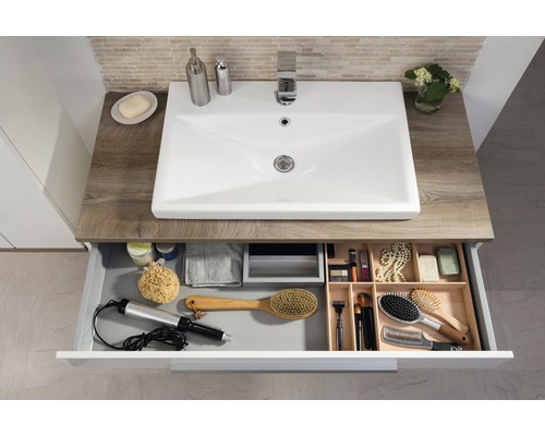 Dulap de baie cu sertar deschis și diverse accesorii de baie