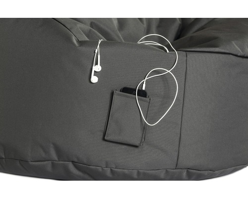 Prim-plan cu un puf cu buzunar pentru telefon și căști