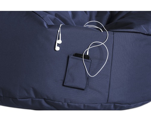 Prim-plan cu un sac de fasole albastru cu buzunar pentru telefon și căști