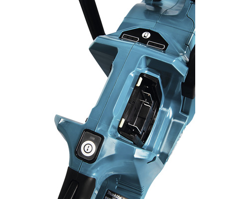 Compartimentul bateriei și comenzile unui ferăstrău electric cu acumulator