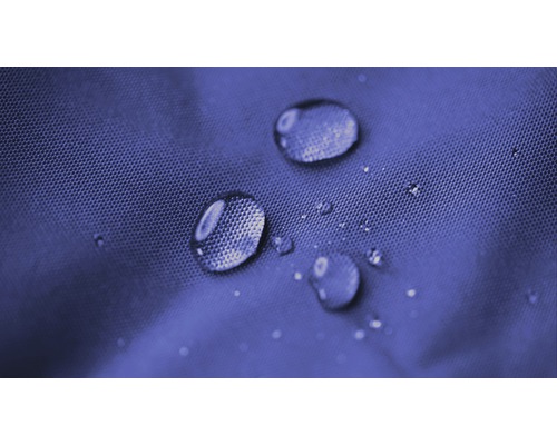 Prim-plan cu picături de apă pe material hidrofug