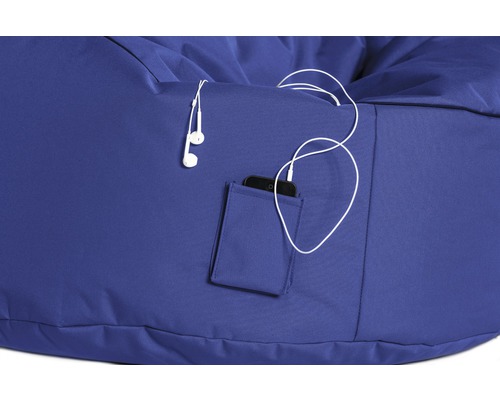 Prim-plan cu un sac de șezut albastru cu un buzunar care conține un telefon mobil și căști care ies afară.