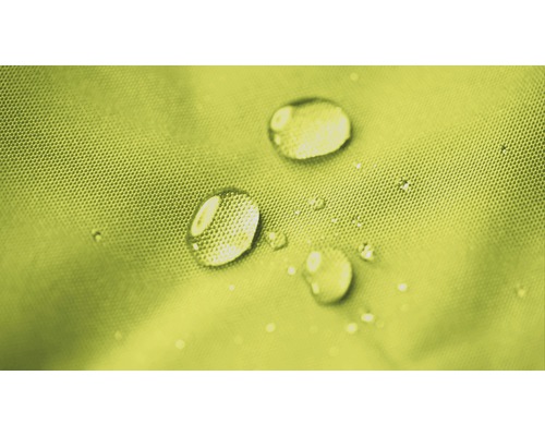 Prim-plan cu picături de apă pe țesătură hidrofugă