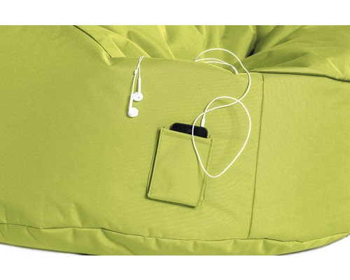 Prim-plan cu un sac de șezut verde cu buzunar, căști și smartphone.