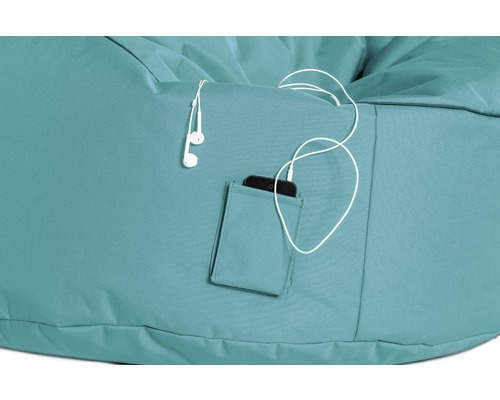 Prim-plan cu un puf cu buzunar, căști și smartphone