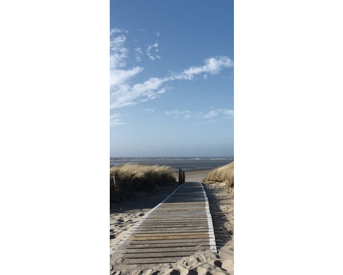 Pasarelă de lemn spre plajă cu dună și vedere la mare