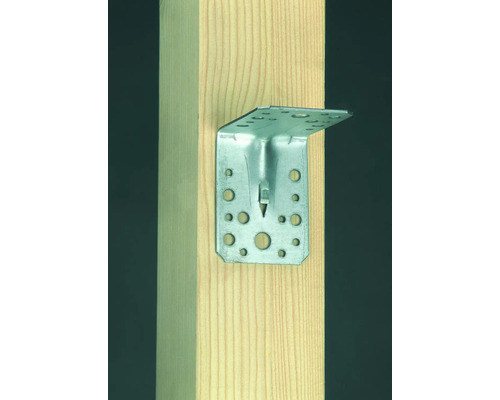 Conector metalic de colț fixat pe un stâlp de lemn