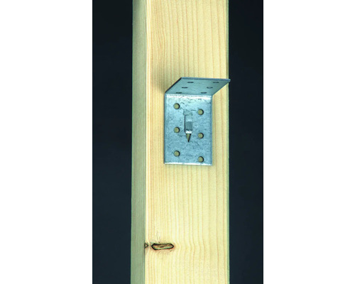 Conector de unghi metalic fixat pe un stâlp de lemn