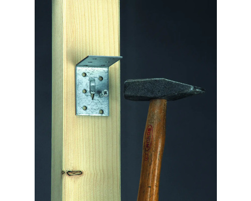 Conector unghiular cu șurub montat pe lemn, lângă un ciocan