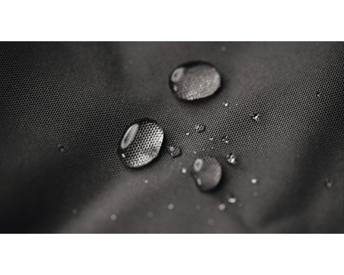 Prim-plan cu picături de apă pe material textil hidrofug