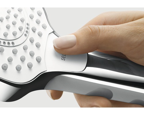 Mână care acționează o pară de duș cu selector de tip de jet.