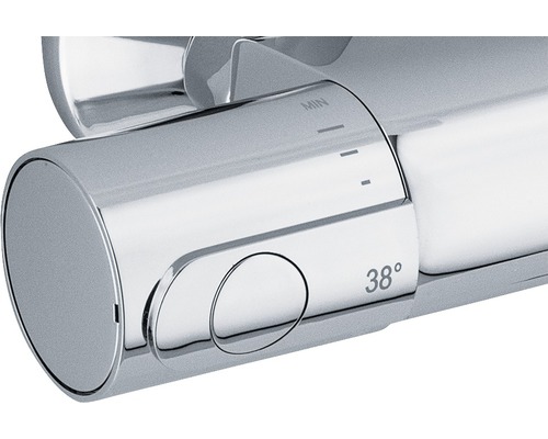 Prim-plan cu un termostat de robinet cu setare de temperatură