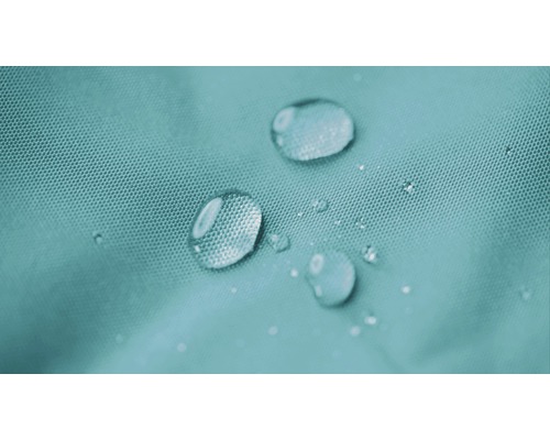 Prim-plan cu picături de apă pe țesătură hidrofugă.