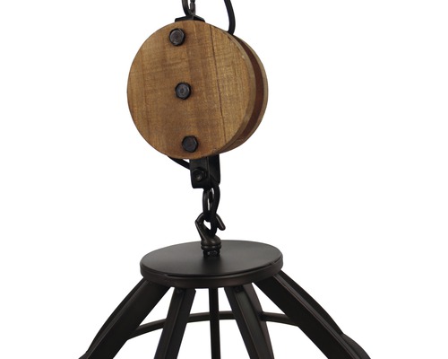 Prim-plan cu o lampă suspendată cu disc din lemn și cadru metalic