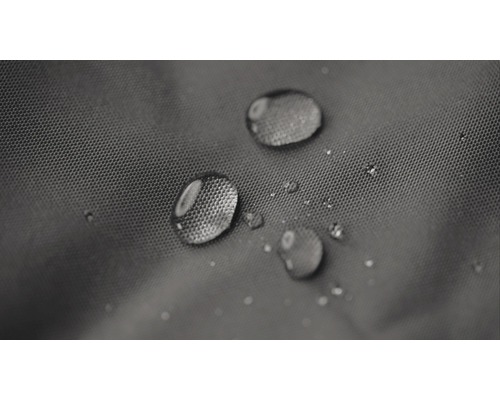 Prim-plan cu picături de apă pe material hidrofug