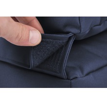 Prim-plan cu închidere cu velcro pe o husă albastră din material textil.