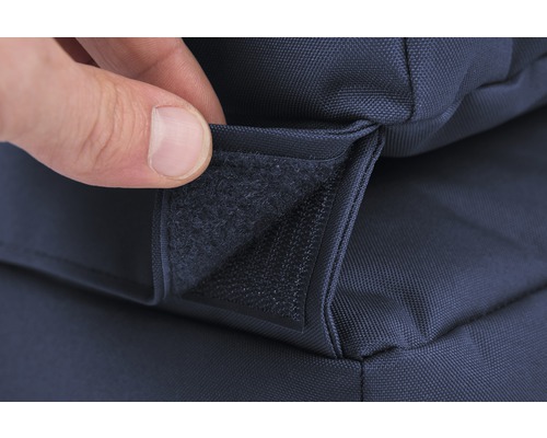 Prim-plan cu închidere cu velcro pe o husă albastră din material textil.