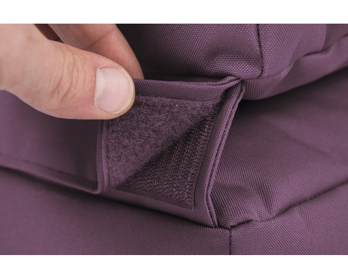 Prim-plan cu o pernă violetă pentru mobilier de grădină, cu închidere cu velcro