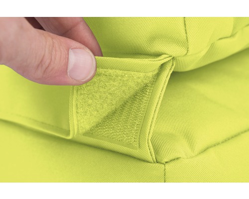 Prim-plan cu o pernă verde de exterior cu închidere velcro