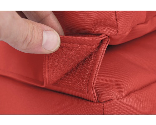 Prim-plan cu o pernă de scaun roșie cu închidere cu velcro pentru fixare