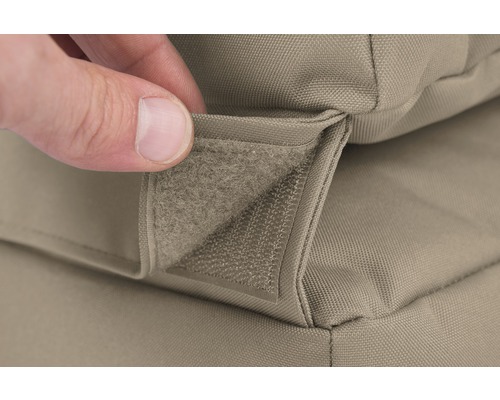 Prim-plan cu o pernă pentru mobilier de grădină cu închidere velcro