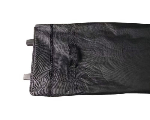 Vizualizare detaliată a unei huse de protecție negre.