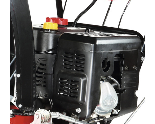 Prim-plan cu motorul unei freze de zăpadă