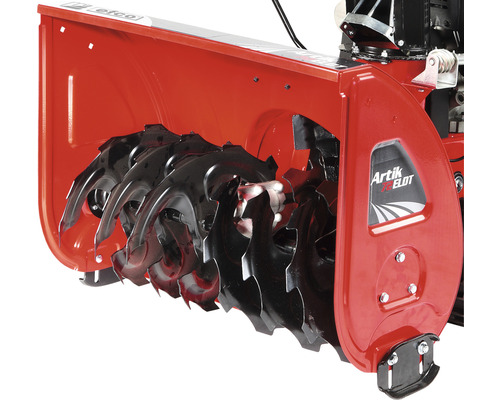 Prim-plan cu o freză de zăpadă electrică roșie cu roți de frezat zimțate.