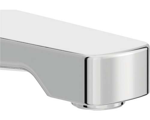 Prim-plan cu gura de scurgere cromată a unui robinet