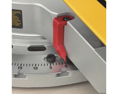 Imagine detaliată cu ferăstrău circular de retezare, cu opritor roșu și scală de grade