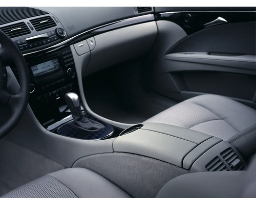 Interiorul unei mașini cu scaune, bord și consolă centrală