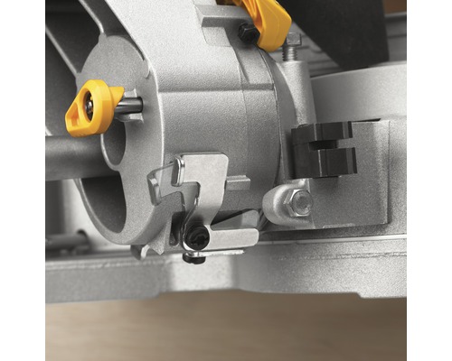 Prim-plan cu un ferăstrău circular de debitare cu elemente metalice și elemente de operare galbene