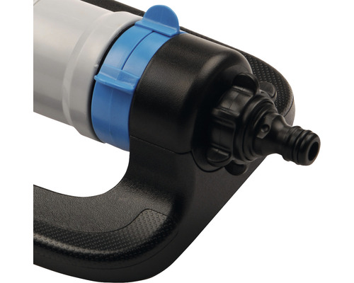 Vizualizare detaliată a aspersorului de grădină, cu focalizare pe conector și regulator.