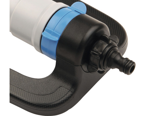 Detaliu cu aspersor de grădină cu racord pentru furtun