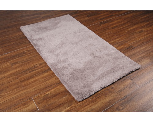 Covor dreptunghiular cu fibre scurte pe podea de lemn