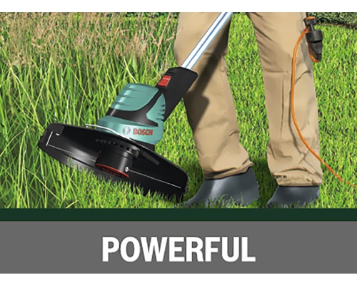 Mașină de tuns iarba în uz pe gazon