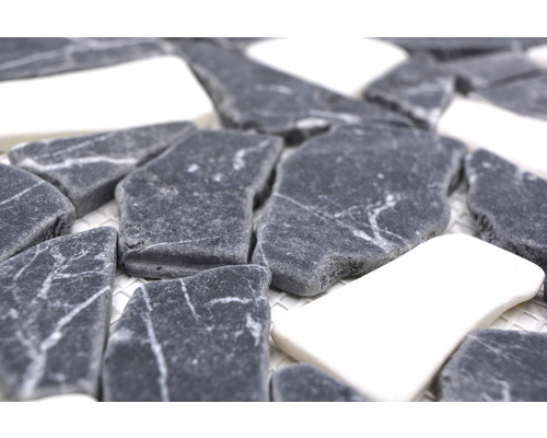 Prim-plan cu plăci de mozaic din piatră