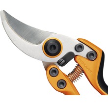 Prim-plan cu foarfecă de grădinărit Fiskars