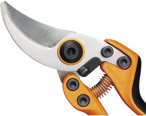 Prim-plan cu foarfecă de grădinărit Fiskars