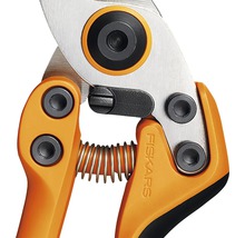 Imagine detaliată cu o foarfecă de grădină Fiskars