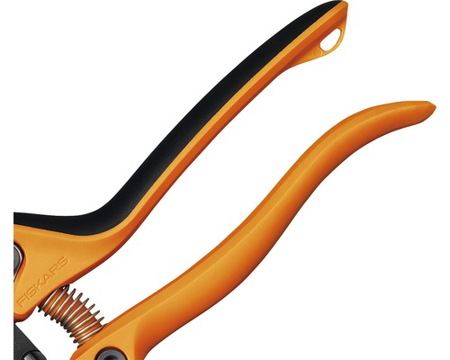 Prim-plan cu o foarfecă de grădinărit Fiskars cu mânere portocalii