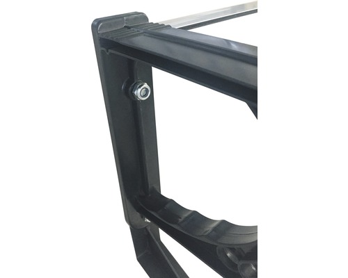 Prim-plan cu un cadru negru din plastic cu un șurub.