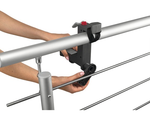 Montarea unui uscător de rufe pe balustradă cu un suport.