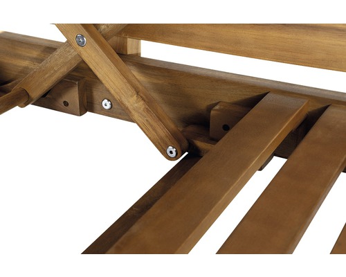 Prim-plan cu structura din lemn a unui șezlong de grădină