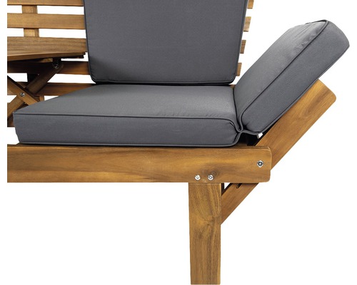 Vizualizare detaliată a unei bănci de grădină cu perne gri și cadru din lemn.