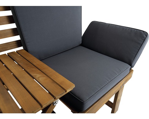 Imagine detaliată cu mobilier de grădină cu masă din lemn și perne gri