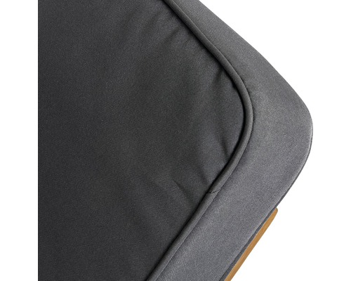 Prim-plan cu o pernă de scaun gri cu margine